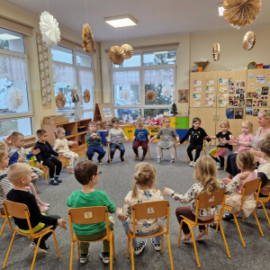 Dzieci  przedstawiają utwór muzyczny Country Dance prostymi ruchami