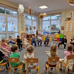 Dzieci przedstawiają utwór muzyczny Country Dance prostymi ruchami