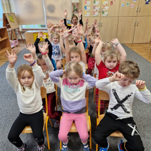 Dzieci w czasie zabawy ruchowej ze śpiewem "Kołyszmy się"