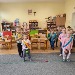 bieg dzieci z piłkami