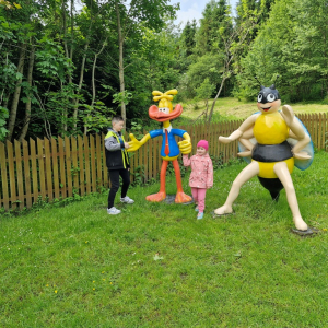 Dzieci przy bajkowej figurce w Krainie Bajek