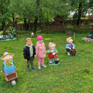 Dzieci  przy postaciach z bajki Trzy Świnki