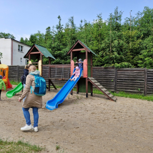 Rodzice i dzieci na placu zabaw