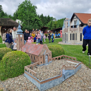 Rodzice i dzieci w Parku Miniatur