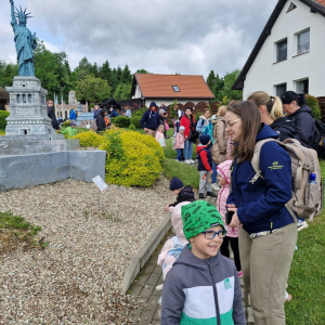 Rodzice i dzieci przed Statuą Wolności
