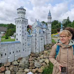 Rodzice i dzieci w Parku Miniatur