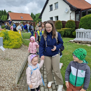 Rodzice i dzieci oglądają miniaturowe budowle w parku