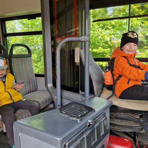 Chłopiec w roli kierowcy autobusu
