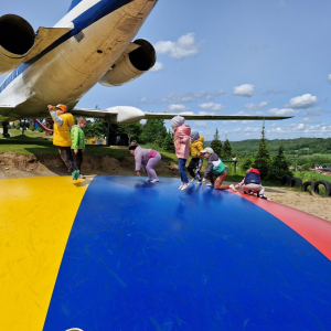 Dzieci skaczą na dmuchańcu
