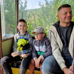 Rodzice i dzieci w czasie jazdy bajkowa kolejką