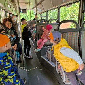 Pasażerowie w autobusie