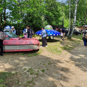 Rodzice i dzieci oglądają pojazdy z bajek