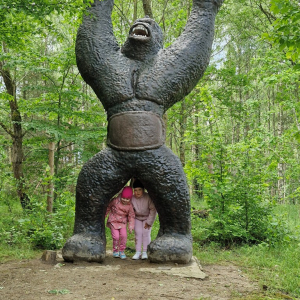Dziewczynki i gigantyczny goryl