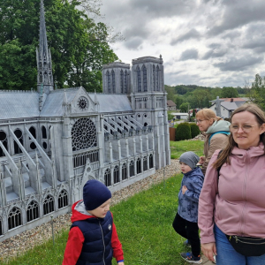 Rodzice i dzieci w Parku Miniatur, przy Katedrze Notre Dame 