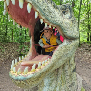 Chłopiec w paszczy gada