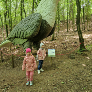 Dziewczynki i gigantyczny orzeł