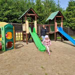 Mama z córką na placu zabaw