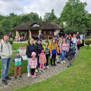 Rodzice i dzieci w Parku Miniatur