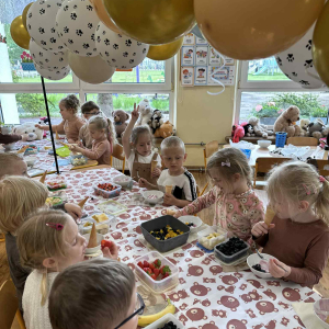 Dzieci przygotowują kolorowe desery lodowe, rozwijając swoje kulinarne talenty.