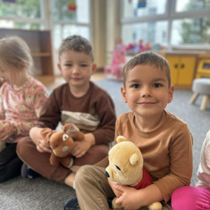 Dzieci ubrane w brązowe stroje z ukochanymi misiami – gotowe na świętowanie Dnia Dziecka!