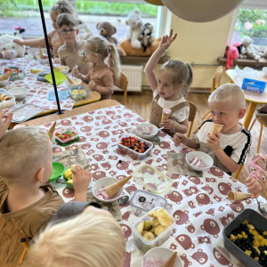 Dzieci przygotowują kolorowe desery lodowe, rozwijając swoje kulinarne talenty.