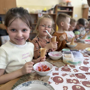 Dzieci przygotowują kolorowe desery lodowe, rozwijając swoje kulinarne talenty.