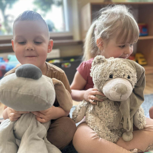 Dzieci ubrane w brązowe stroje z ukochanymi misiami – gotowe na świętowanie Dnia Dziecka!