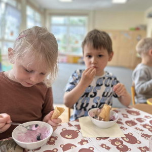 Dzieci przygotowują kolorowe desery lodowe, rozwijając swoje kulinarne talenty.