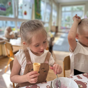 Dzieci przygotowują kolorowe desery lodowe, rozwijając swoje kulinarne talenty.