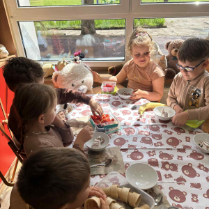 Dzieci przygotowują kolorowe desery lodowe, rozwijając swoje kulinarne talenty.