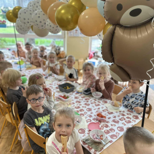 Dzieci przygotowują kolorowe desery lodowe, rozwijając swoje kulinarne talenty.