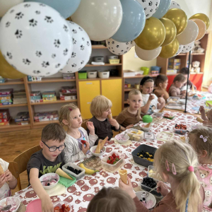 Dzieci przygotowują kolorowe desery lodowe, rozwijając swoje kulinarne talenty.