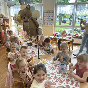 Dzieci przygotowują kolorowe desery lodowe, rozwijając swoje kulinarne talenty.