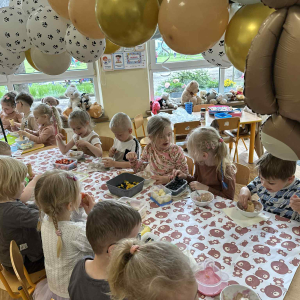 Dzieci przygotowują kolorowe desery lodowe, rozwijając swoje kulinarne talenty.