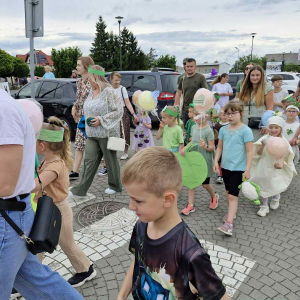 „Nasza warzywna drużyna z wiersza 'Na straganie' maszeruje przez miasto z balonami z cytatami Brzechwy.”