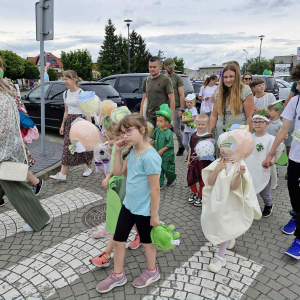 „Nasza warzywna drużyna z wiersza 'Na straganie' maszeruje przez miasto z balonami z cytatami Brzechwy.”