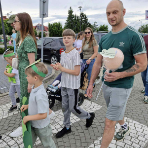 „Nasza warzywna drużyna z wiersza 'Na straganie' maszeruje przez miasto z balonami z cytatami Brzechwy.”