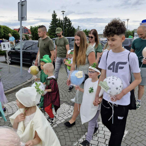 „Nasza warzywna drużyna z wiersza 'Na straganie' maszeruje przez miasto z balonami z cytatami Brzechwy.”