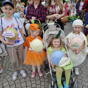 „Nasza warzywna drużyna z wiersza 'Na straganie' maszeruje przez miasto z balonami z cytatami Brzechwy.”