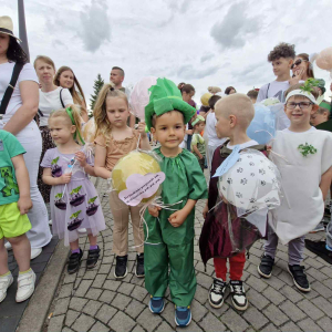 „Nasza warzywna drużyna z wiersza 'Na straganie' maszeruje przez miasto z balonami z cytatami Brzechwy.”