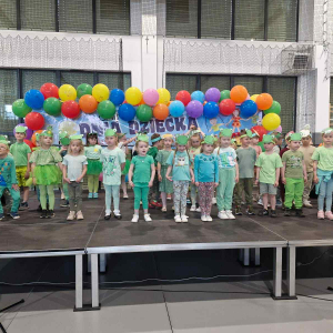 „Występ do piosenki 'Leń' – zabawna inscenizacja z przesłaniem.”
