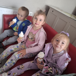 Dzieci jedzą lody