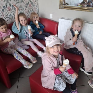 Dzieci z radością jedzą lody