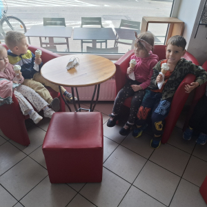 Dzieci w skupieniu zjadają lody