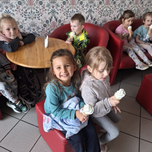 Dzieci jedzą lody