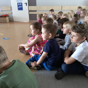 Biedronki podczas oglądania inscenizacji 