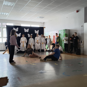inscenizacja uczniów klasy III a pt. Schodami do nieba 