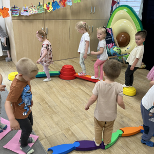 Dzieci idą po ścieżce sensorycznej