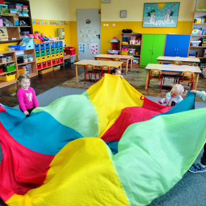 Dzieci z chustą animacyjną. 