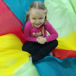 Dziewczynka na chuście animacyjnej. 